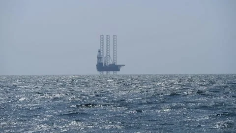 Offshore drilling resource extraction platform on the horizon. Video stock 164781621