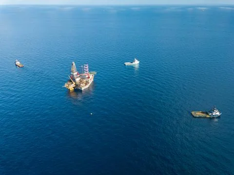 Offshore drilling rig (jack up rig) and tow vessels during the rig move opera Stock-Fotos