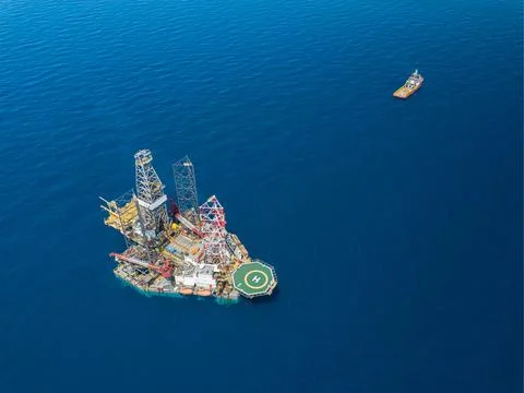 Offshore jack up rig and tow vessels during the rig move operation at the off Stock-Fotos