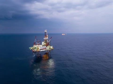 Offshore Jack Up Rig in The Middle of The Sea at Sunset Time for Petroleum Stock-Fotos