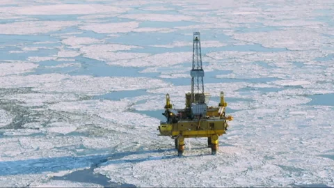 Offshore oil drilling rig platform standing in frozen sea ice Vídeos de archivo 334987706