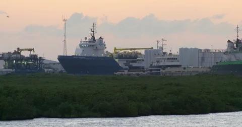 Offshore oil field oil patch supply boats port fourchon Louisiana evening sunset Vídeos de archivo 76150974