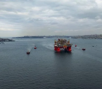 Offshore Oil Rig on the Ocean Under a Dramatic Sky Stock-Fotos
