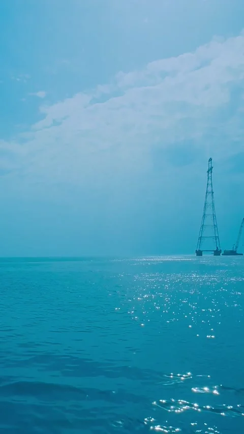 Offshore oil rig or communication tower in the middle of the sea Vídeos de archivo 336849450