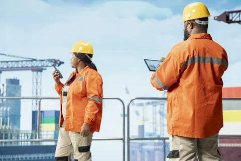 Offshore platform engineering team using tablet app to monitor equipment Foto stock