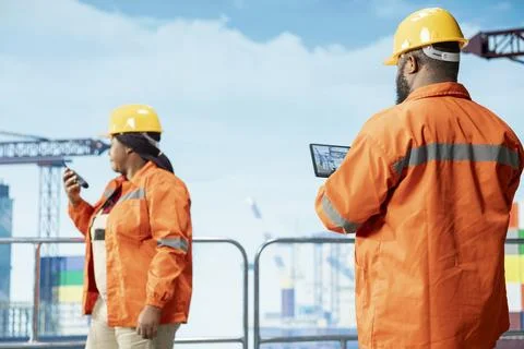 Offshore platform expert tracking oil production efficiency using tablet app Foto stock