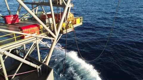 Offshore supply vessels tow the rig to the offshore location Vídeos de archivo 138991192