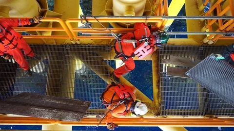 Offshore workers changing new galvanised grating at well head platform. Vídeos de archivo 94601407