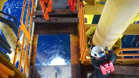 Offshore workers changing new galvanised grating at well head platform. Vídeos de archivo 94601479