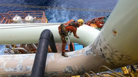 Offshore workers working at height and overboard. Stock-Footage 99136392