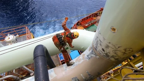 Offshore workers working at height and overboard. Stock-Footage 99136490