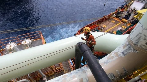 Offshore workers working at height and overboard. Stock-Footage 99136622