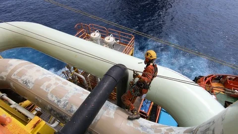Offshore workers working at height and overboard. Stock-Footage 99136809