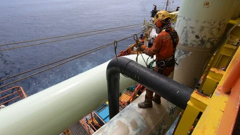 Offshore workers working at height and overboard. Stock-Footage 99136896
