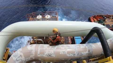 Offshore workers working at height and overboard. Stock-Footage 99136977