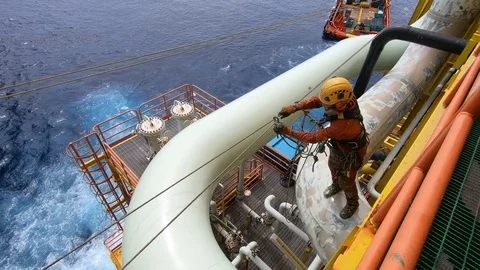 Offshore workers working at height and overboard. Stock-Footage 99137035