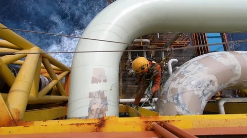 Offshore workers working at height and overboard. Stock-Footage 99137253