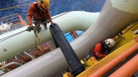 Offshore workers working at height and overboard. Stock-Footage 99137628