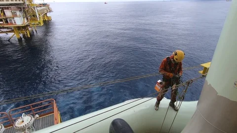Offshore workers working at height and overboard. Stock-Footage 99137702