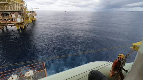 Offshore workers working at height and overboard. Stock-Footage 99138027