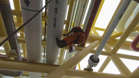 Offshore workers working at height and overboard. Stock-Footage 99139341