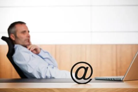 Ofifce manager contemplating about E-commerce opportunities. Foto stock