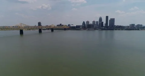 Ohio river along the border of Ohio and Louisville, Kentucky Stock Footage 156565289