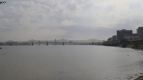 Ohio River and skyline 動画素材 76326989