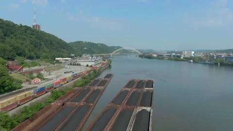 Ohio River Barge &amp; Train Traffic, Pittsburgh 库存影片 154905865