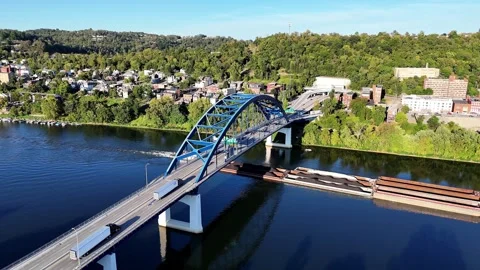 Ohio River View With Blue Fort Henry Bridge In Wheeling Town West Virginia 库存影片 336857422