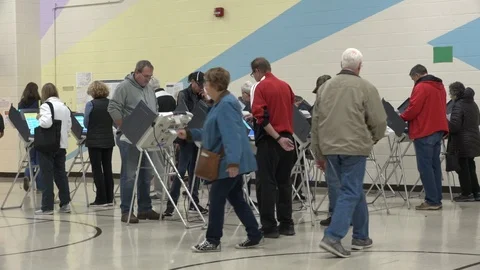 Ohio voters stand at rows of electronic terminals to vote. Vidéo 106159555