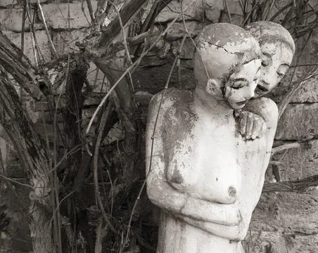 Ohne Worte verstehen Skulpturen vor einem verfallenden Haus Copyright: xZo... Stock Photos