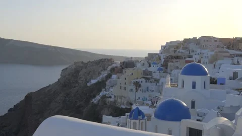 Oía Cliffside Town with Blue Domes and Sea Horizon Видео 336315752