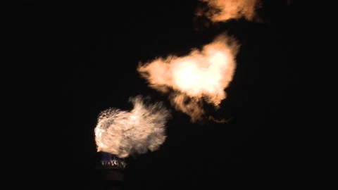 Oil and gas refinery with flames burning flaring toxic gases into the atmosphere Vídeos de archivo 158123717