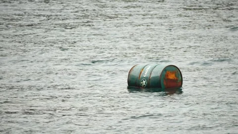 Auf dem Wasser schwimmende Fässer mit GiftmüllAuf dem Wasser schwimmende Fässer mit Giftmüll  