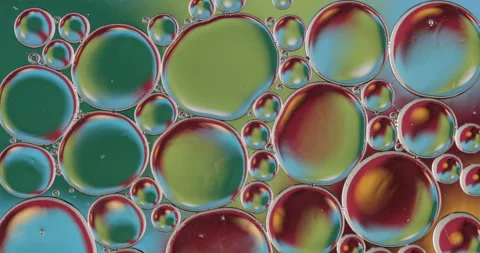 Oil bubbles on water abstract form in glass tank. Video stock 150398558