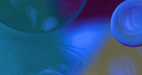 Oil bubbles on water abstract form in glass tank Video stock 150889987