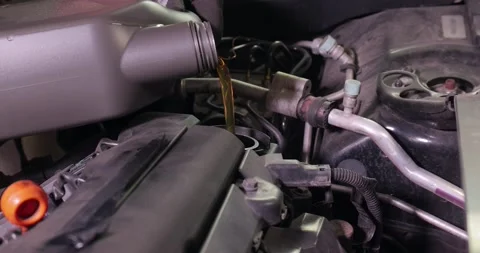 Oil change as car engine maintenance 库存影片 165631978