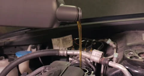 Oil change as car engine maintenance 库存影片 220893316