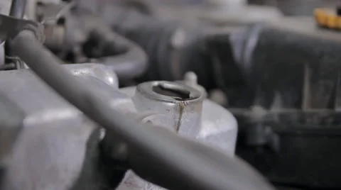 Oil change in a car Video stock 64533391