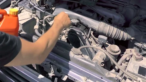 Oil change in the car  Vídeos de archivo 77907665