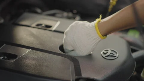 Oil change close up open and close engine cap 50fps Vídeos de archivo 246379662