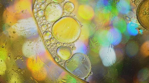 Oil circles in water on a colored background 動画素材 108468516