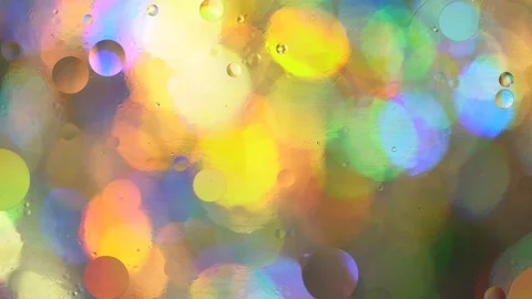 Oil circles in water on a colored background 스톡 동영상 108469154