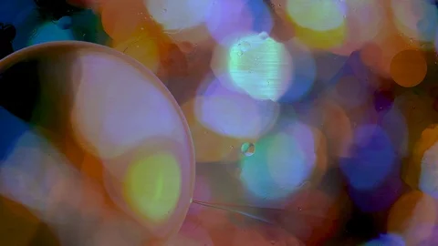 Oil circles in water on a colored background Vídeos de archivo 108470065