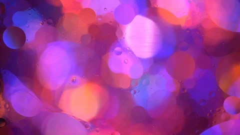 Oil circles in water on a colored background Видео 108470542
