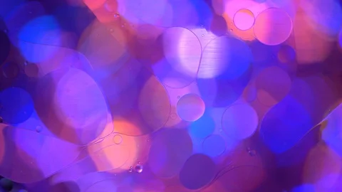 Oil circles in water on a colored background 스톡 동영상 108471109