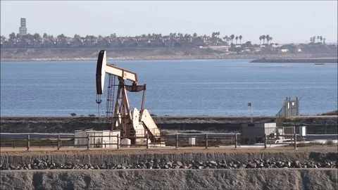 Oil derrick on coast 库存影片 72729606