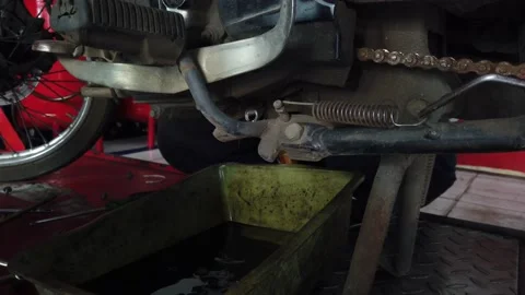Oil dripping from the motorcycle engine during repairs Vídeos de archivo 197369321
