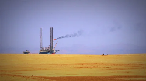 Oil facility in desert Vidéo 27492555